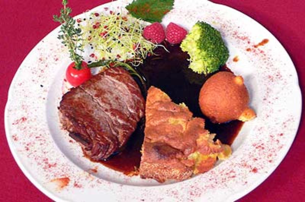 Rinderfilet auf Cotes-du-Rhone-Soße und Kartoffel-Kuchen mit
Himbeerfüllung - Rezept Von Einsendungen Das perfekte Dinner