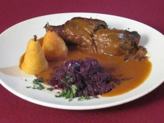 Rouladen mit Rotkohl und Pommes Williams - Rezept
