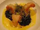 Garnelen mit schwarzem Rotweinrisotto an Safranschaum - Rezept