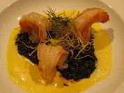 Rezept: Garnelen mit schwarzem Rotweinrisotto an Safranschaum Garnelen mit schwarzem Rotweinrisotto an Safranschaum - Rezept