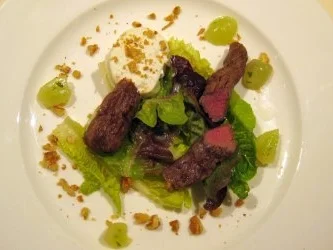 Lammfilet auf Salatbett mit warmen Ziegenkäse und Honig-Lavendeltopping - Rezept