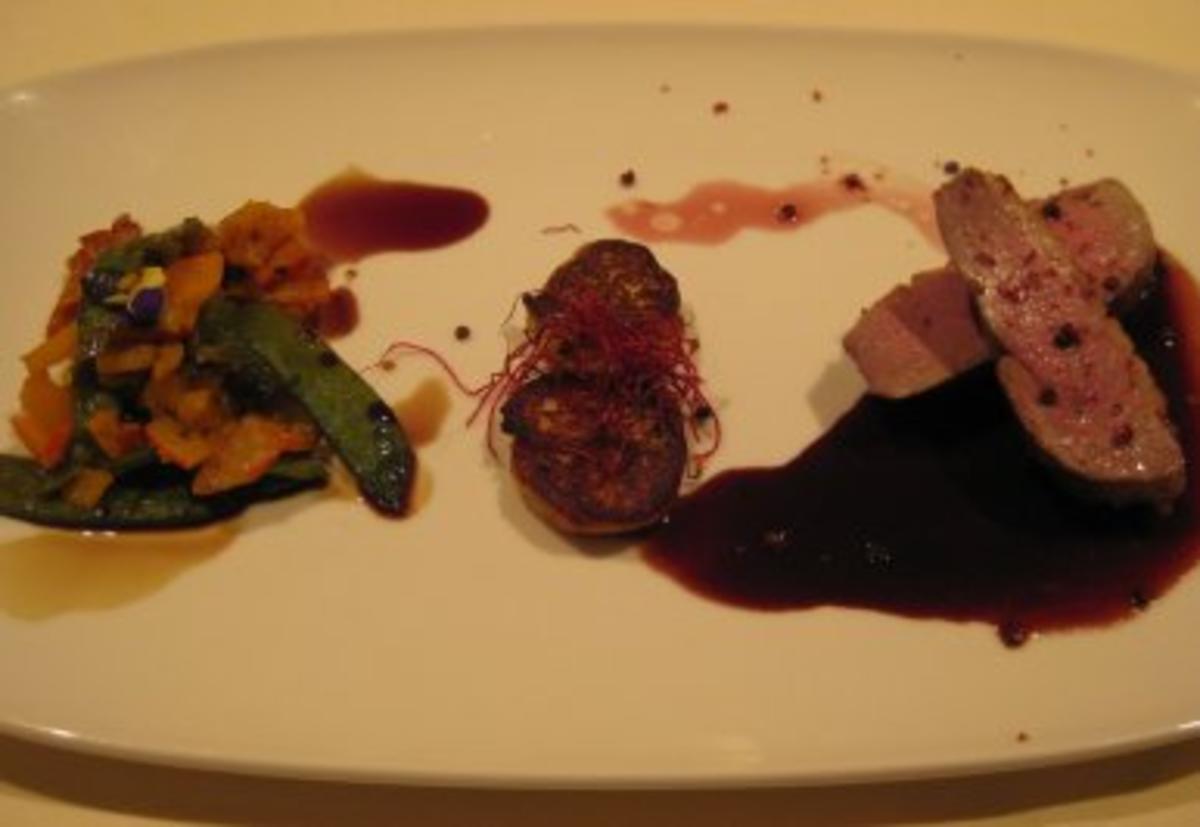 Rosa gebr. Entenbrust an Holundersoße, Kartoffelplätzchen mit Shiitake ...