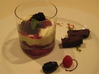 Rezept: Whiskey-Beeren mit Biskuit und Mascarponecreme Whiskey-Beeren mit Biskuit und Mascarponecreme - Rezept