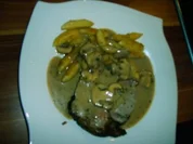Kalbsrollbraten mit Champignon-Kräutersauce - Rezept
