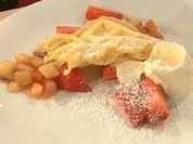 Frische Waffeln an Tonkabohneneis und Pfirsich a la Baudrexel - Rezept