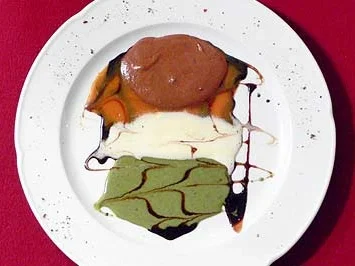 Bergmousse mit Pfefferminz- und Karamellsoße - Rezept