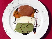 Bergmousse mit Pfefferminz- und Karamellsoße - Rezept