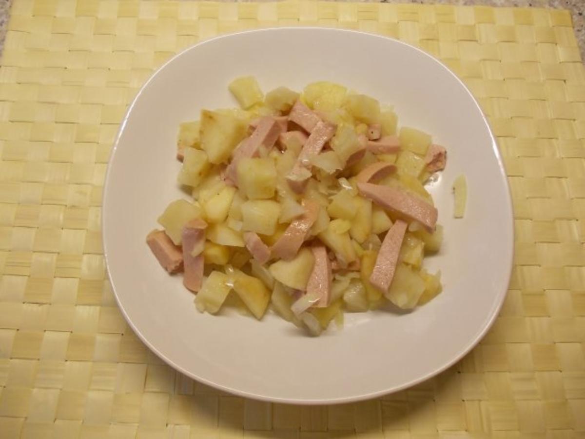 Sellerie-Apfel-Salat mit Fleischwurst - Rezept