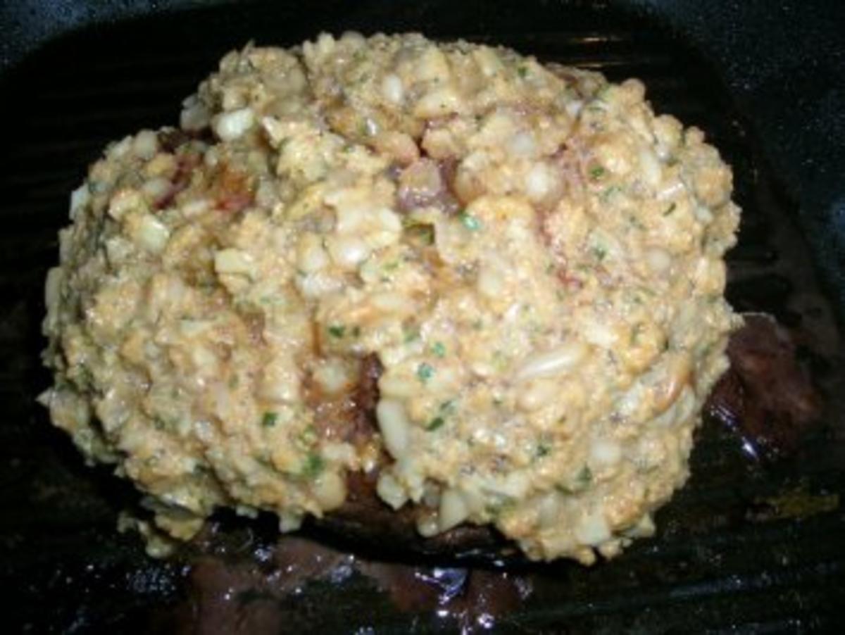 Rinderfilet in der Pinienkernkruste mit Portwein-Schalotten-Butter an Steinpilzen und blauem Kartoffelpürree - HAUPTSPEISE- - Rezept - Bild Nr. 2