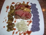 Rinderfilet in der Pinienkernkruste mit Portwein-Schalotten-Butter an Steinpilzen und blauem Kartoffelpürree - HAUPTSPEISE- - Rezept