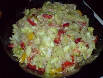 Rezept: Bunter Partysalat mit Thunfisch Bunter Partysalat mit Thunfisch - Rezept