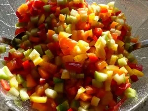 Bunter Paprikasalat mit Senfdessing - Rezept