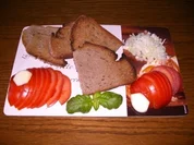 Geröstetes Bauernbrot mit Knoblauch-Tomate - Rezept