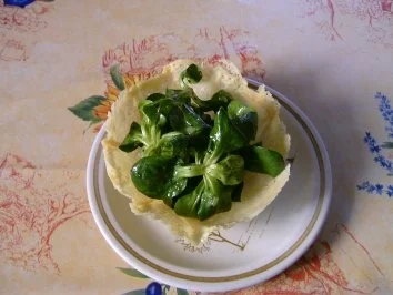 Rezept: Feldsalat im Parmesannest Feldsalat im Parmesannest - Rezept