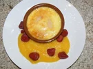 Creme brulee an Mangospiegel mit Erdbeeren - Rezept