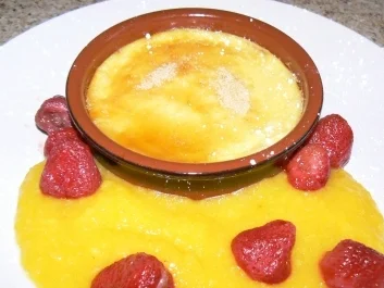 Creme brulee an Mangospiegel mit Erdbeeren - Rezept