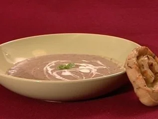 Steinpilzsüppchen mit Käse-Kräuter-Schnecken - Rezept