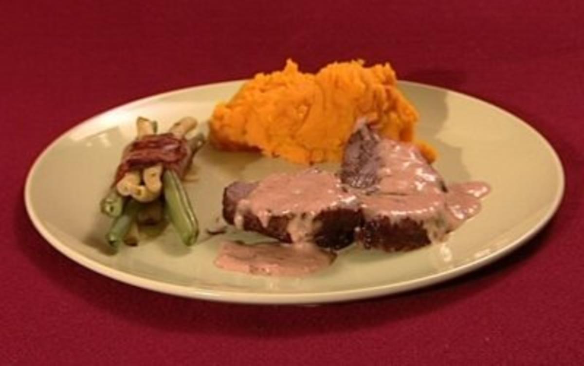 Rinderfilet an Pflaumen-Ingwer-Zimt-Soße mit Kürbismus u. grünen Bohnen ...