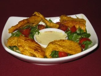 Rezept: Rucolasalat mit Cherry-Tomaten, Pinienkernen, Perlhuhnbrust u. Curry-Dip Rucolasalat mit Cherry-Tomaten, Pinienkernen, Perlhuhnbrust u. Curry-Dip - Rezept