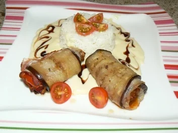 Auberginenröllchen an Balsamico-Sahne-Sauce mit Reis - Rezept