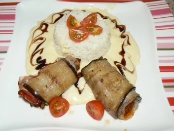 Auberginenröllchen an Balsamico-Sahne-Sauce mit Reis - Rezept