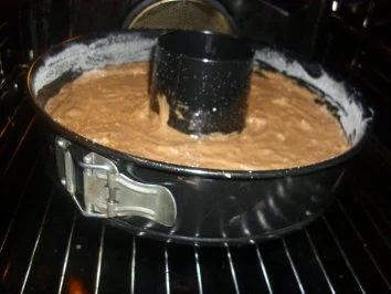 Schoko-Gugelhupf Exotisch mit Datteln und Macadamianüsse Nüssen - Rezept