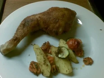 Hähnchenschenkel im bunten Gemüsebett - Rezept