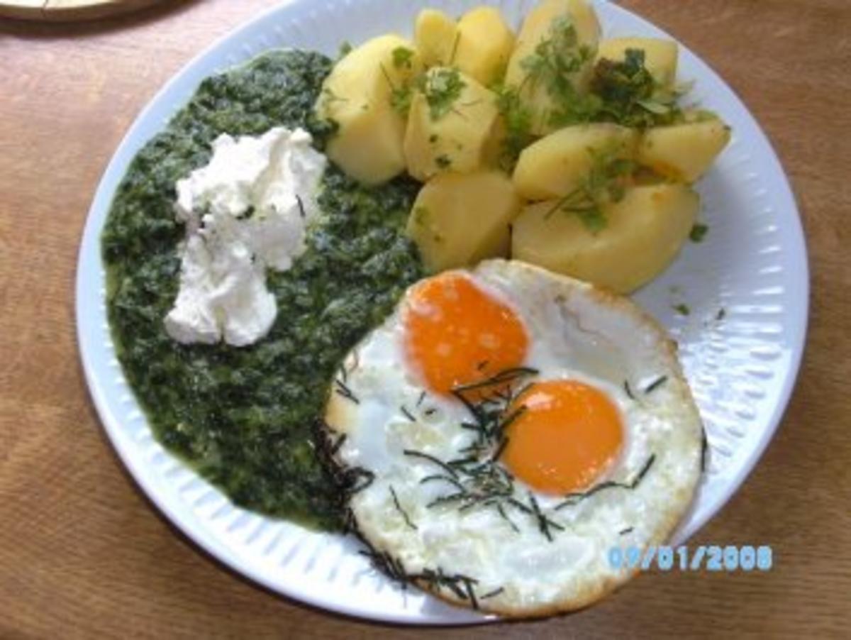 Bilder für Spinat mit Feta- Blub und Spiegelei....ganz Klassisch;-) - Rezept