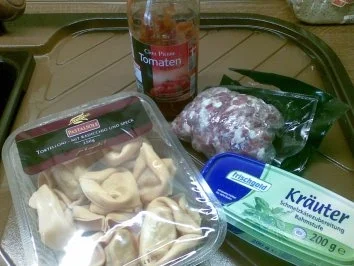 Rote Riesentortelloni mit Tomaten-Käse-Sauce - Rezept - Bild Nr. 2