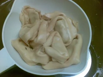 Rote Riesentortelloni mit Tomaten-Käse-Sauce - Rezept - Bild Nr. 3