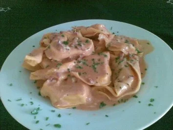 Rote Riesentortelloni mit Tomaten-Käse-Sauce - Rezept