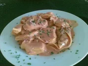 Rote Riesentortelloni mit Tomaten-Käse-Sauce - Rezept