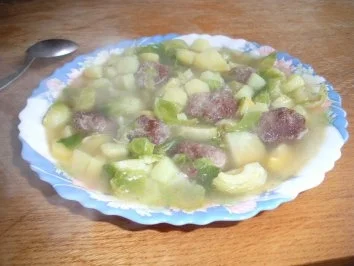 Rezept: Rosenkohleintopf mit Hackbällchen Rosenkohleintopf mit Hackbällchen - Rezept