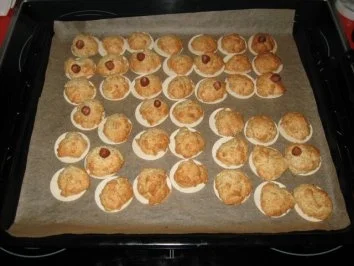 Rezept: Haselnusshäufchen (Macronen) Bild Nr. 2 Haselnusshäufchen (Macronen) - Rezept - Bild Nr. 2