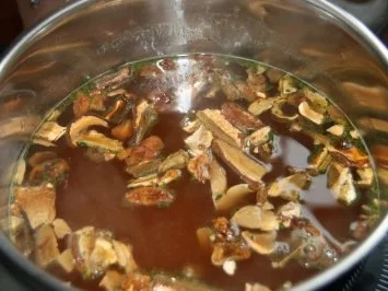 Rezept: Klare Steinpilzbrühe Bild Nr. 3 Klare Steinpilzbrühe - Rezept - Bild Nr. 3