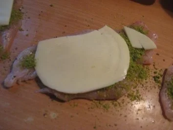 Rezept: Geflügelröllchen mit Pistazien- und Käsefüllung Bild Nr. 5 Geflügelröllchen mit Pistazien- und Käsefüllung - Rezept - Bild Nr. 5