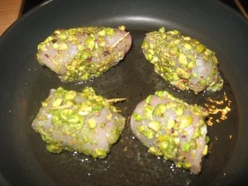 Rezept: Geflügelröllchen mit Pistazien- und Käsefüllung Bild Nr. 6 Geflügelröllchen mit Pistazien- und Käsefüllung - Rezept - Bild Nr. 6