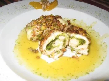 Rezept: Geflügelröllchen mit Pistazien- und Käsefüllung Geflügelröllchen mit Pistazien- und Käsefüllung - Rezept