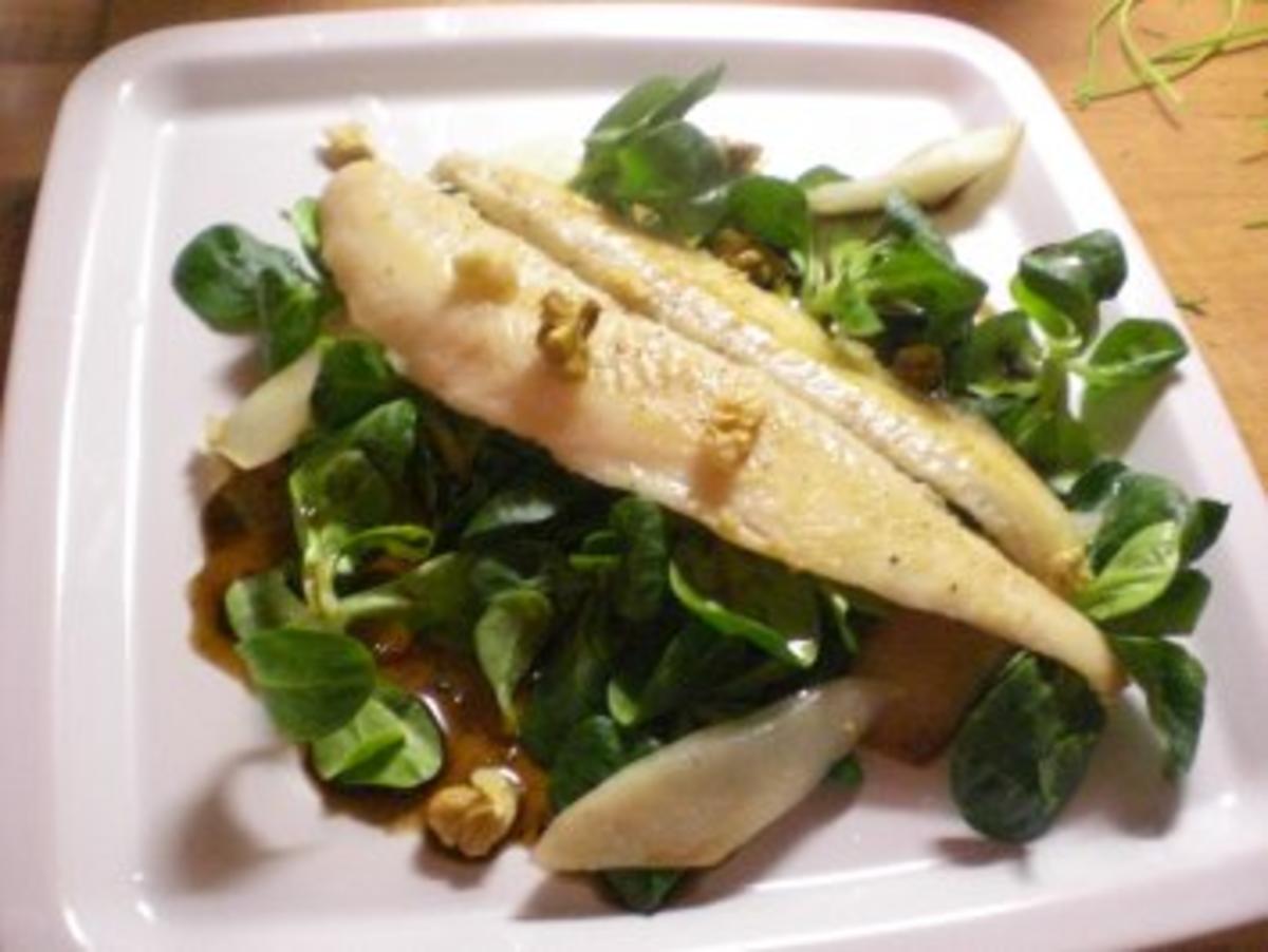 Pangasiusfilet mit Birnen auf Balsamico-Feldsalat mit Walnüssen ...