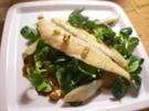 Pangasiusfilet mit Birnen auf Balsamico-Feldsalat mit Walnüssen - Rezept