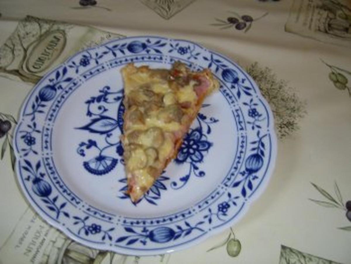 Bilder für Schinkenpizza mit Zwiebel und Paprikaoliven - Rezept