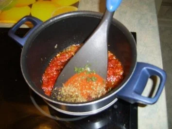 Schinkenpizza mit Zwiebel und Paprikaoliven - Rezept - Bild Nr. 4