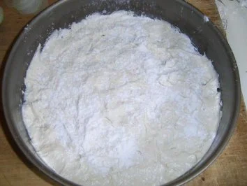 Schinkenpizza mit Zwiebel und Paprikaoliven - Rezept - Bild Nr. 5