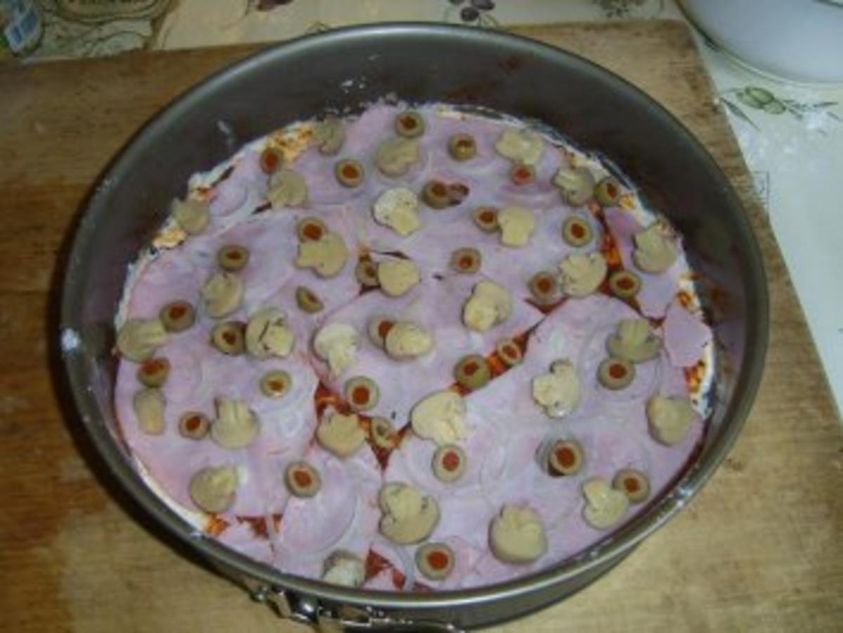Schinkenpizza mit Zwiebel und Paprikaoliven - Rezept - Bild Nr. 7