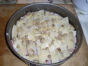 Schinkenpizza mit Zwiebel und Paprikaoliven - Rezept - Bild Nr. 8