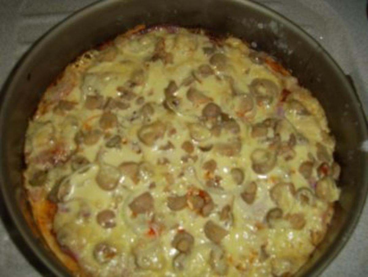 Schinkenpizza mit Zwiebel und Paprikaoliven - Rezept - Bild Nr. 9