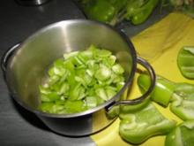Cevapcici mit knusprigen Kartoffelecken, dazu Kräuterquark und grünen Paprikagemüse - Rezept