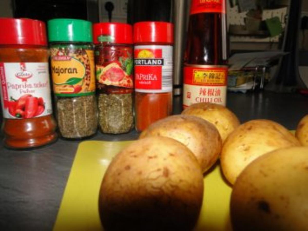 Cevapcici mit knusprigen Kartoffelecken, dazu Kräuterquark und grünen Paprikagemüse - Rezept - Bild Nr. 2
