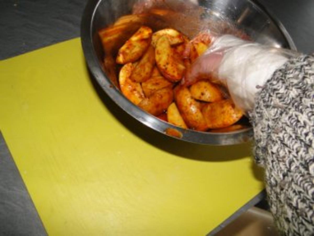 Cevapcici mit knusprigen Kartoffelecken, dazu Kräuterquark und grünen Paprikagemüse - Rezept - Bild Nr. 3
