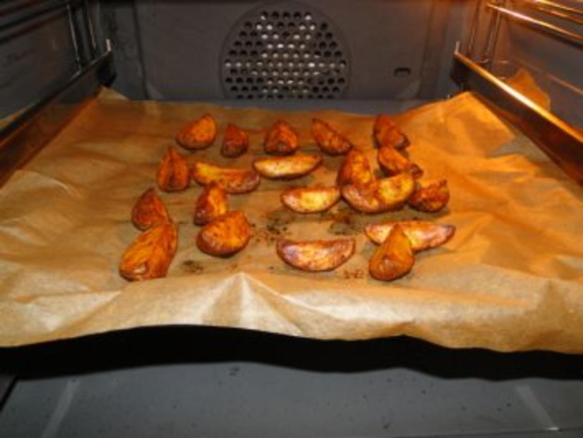Cevapcici mit knusprigen Kartoffelecken, dazu Kräuterquark und grünen Paprikagemüse - Rezept - Bild Nr. 4